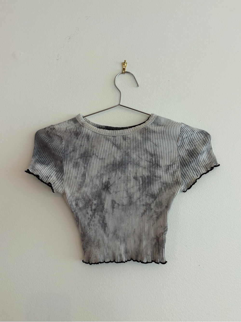 CROP TEE TIE DIE LETTUCE FRINGE